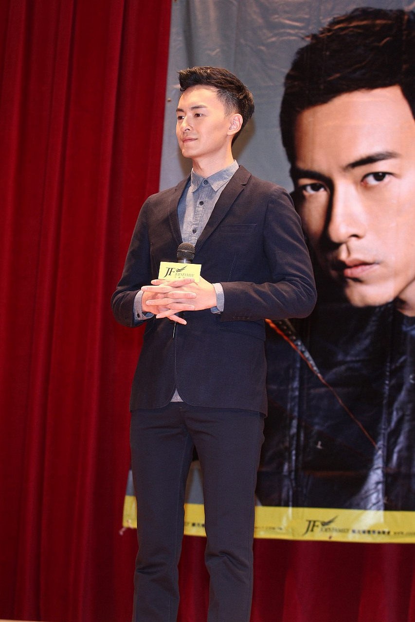 一天朱丹正在湖南卫视主持节目,周一围就问林家川:"这个女主持人怎么