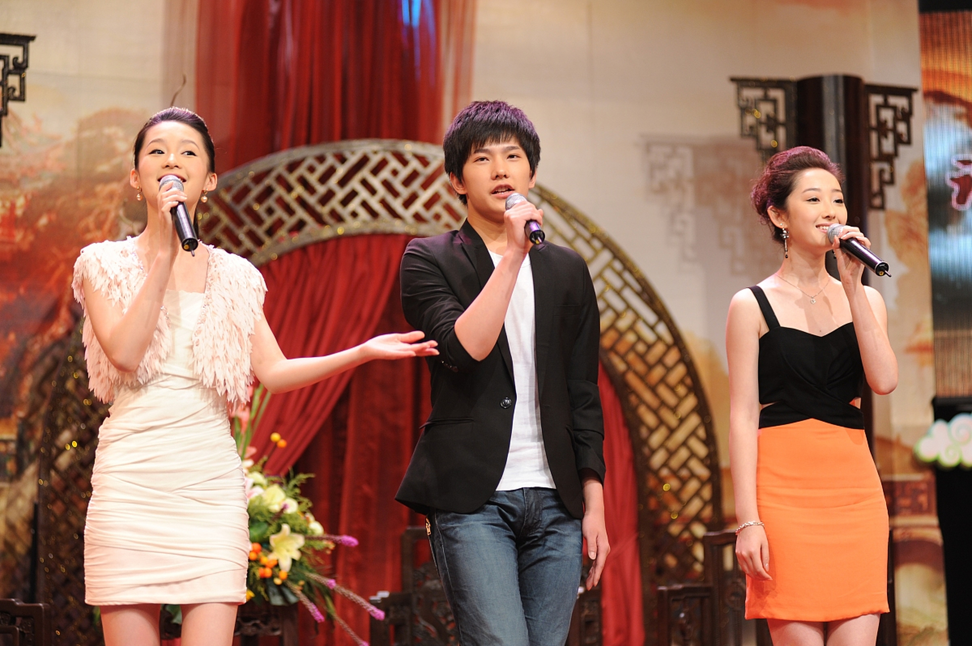 多年前,李沁,杨洋,蒋梦婕同台唱歌!那时的杨洋,感觉好稚嫩!
