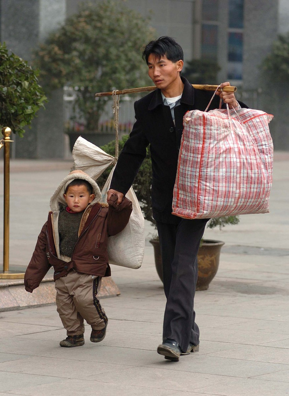 一哥们在外打工,因工作忙,许久没回家. 村里就有人传说,哥们被抓了.传