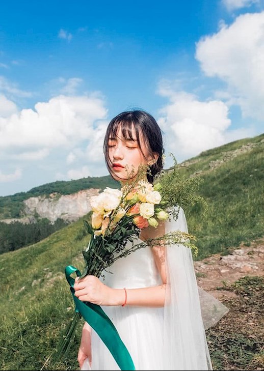 这么唯美的照片不多见,风景好看,姑娘也漂亮