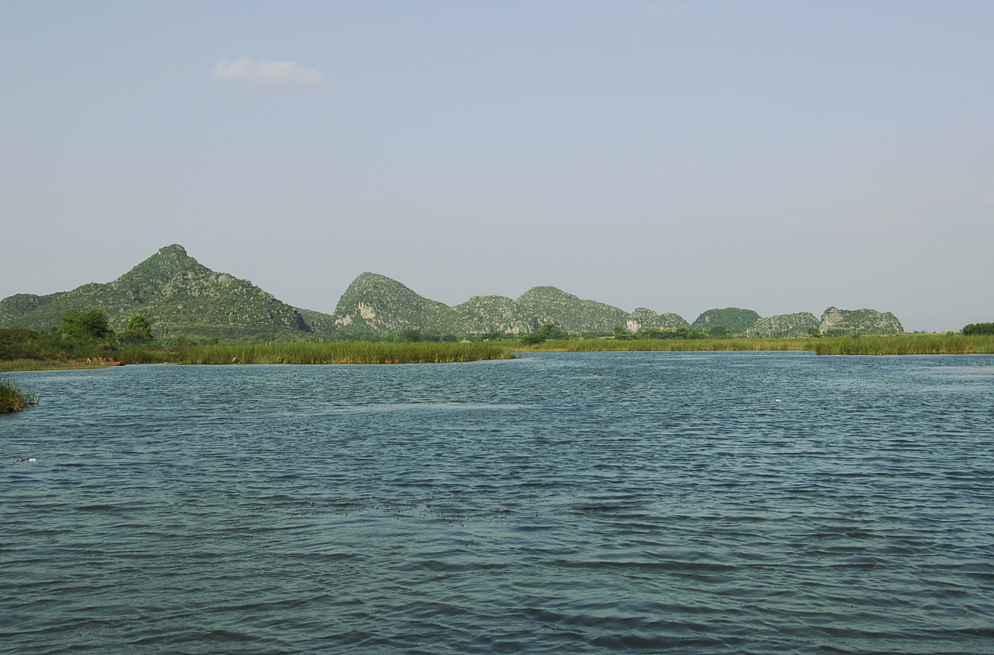 龙水湖是大足石刻旅游的重要组成部分,也是重庆市内著名的旅游胜地