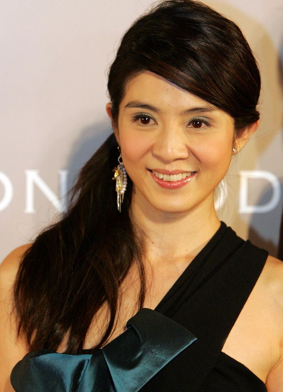 尽管已年届52,洪欣依然散发强烈的青春气息,难以察觉她的年龄.