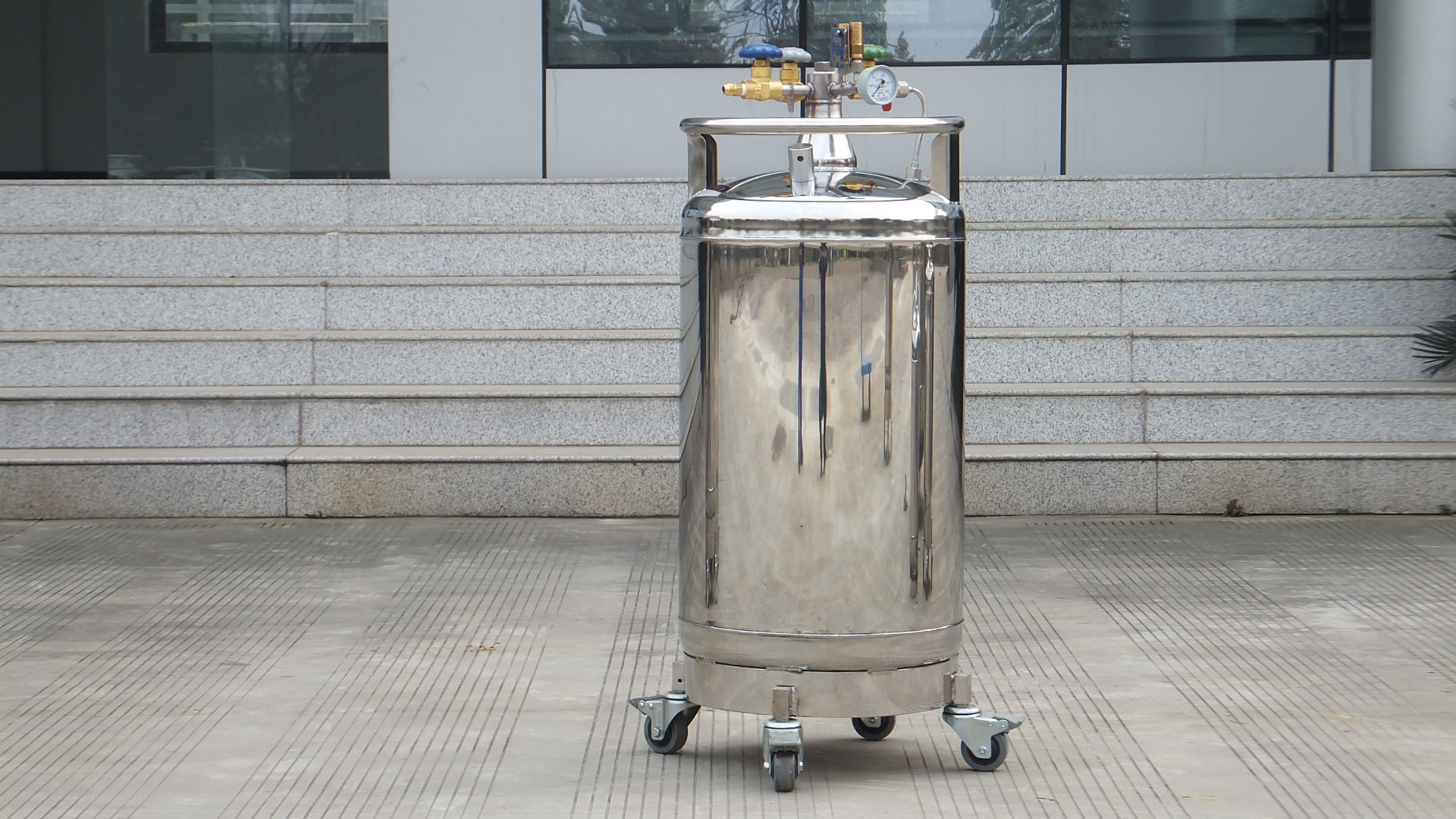 自增压液氮罐突然结冰还能用吗