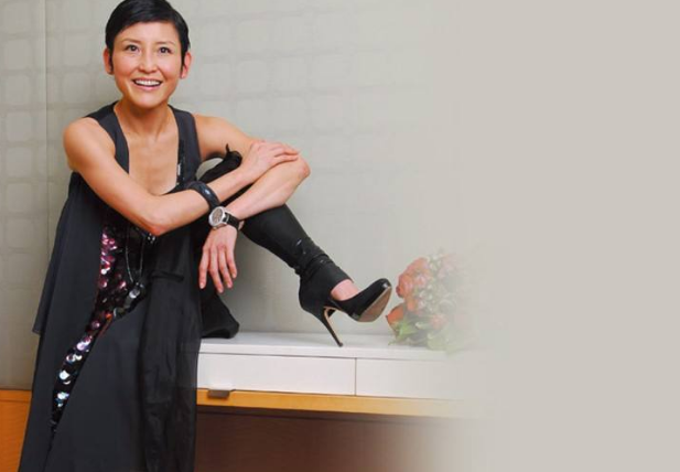 54岁刘美君晒出傲人马甲线,15年以来早睡早起,网友:养生有道