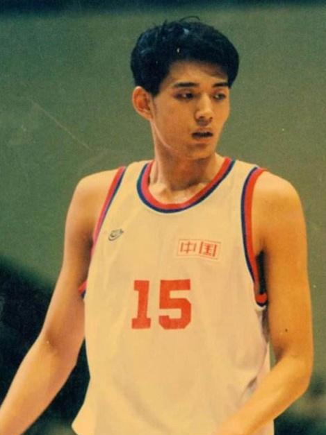 他是山东"逍遥王",浓眉大眼,长相英俊,王治郅称他为