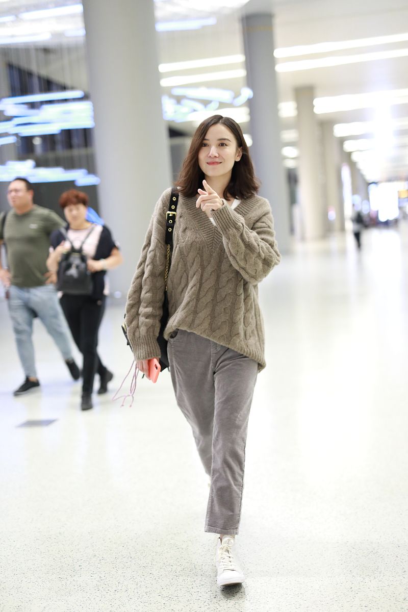 宋佳街拍:亚麻色织花毛衣burberry背包清爽迷人