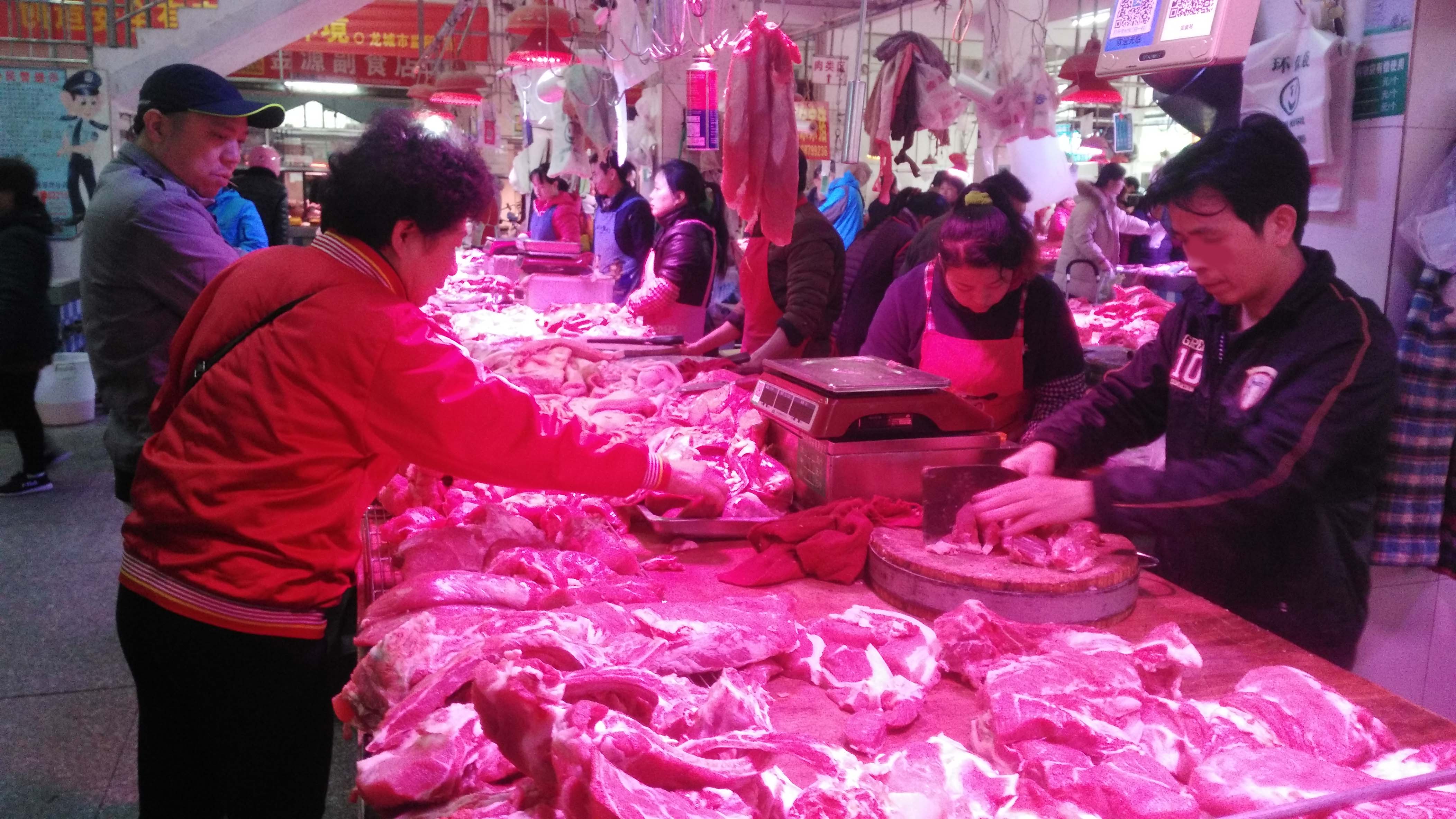 走进市场内,买猪肉的人也不少不是说现在有猪瘟吗?