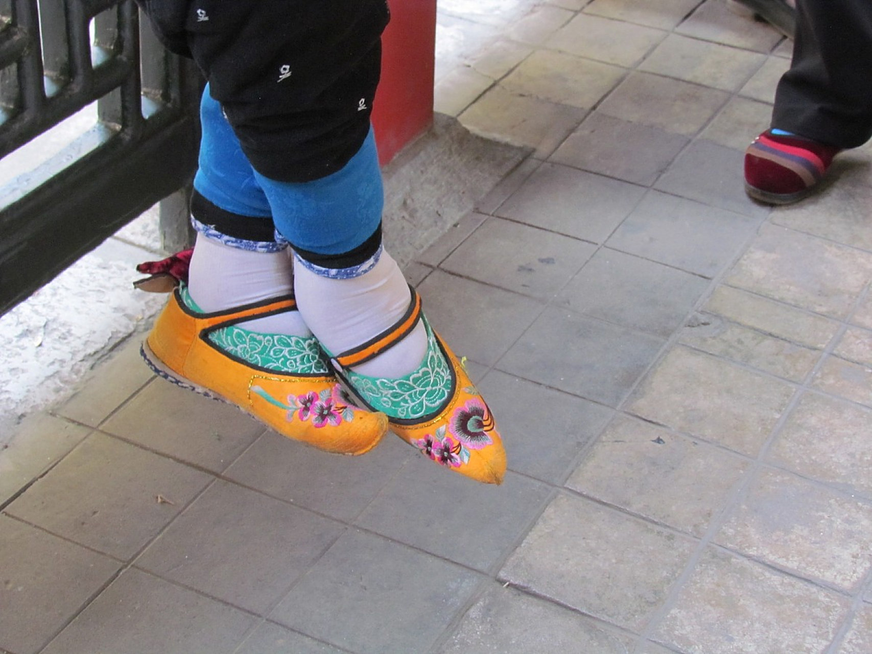 缠足这么让人受罪的事不是早就禁止了吗?