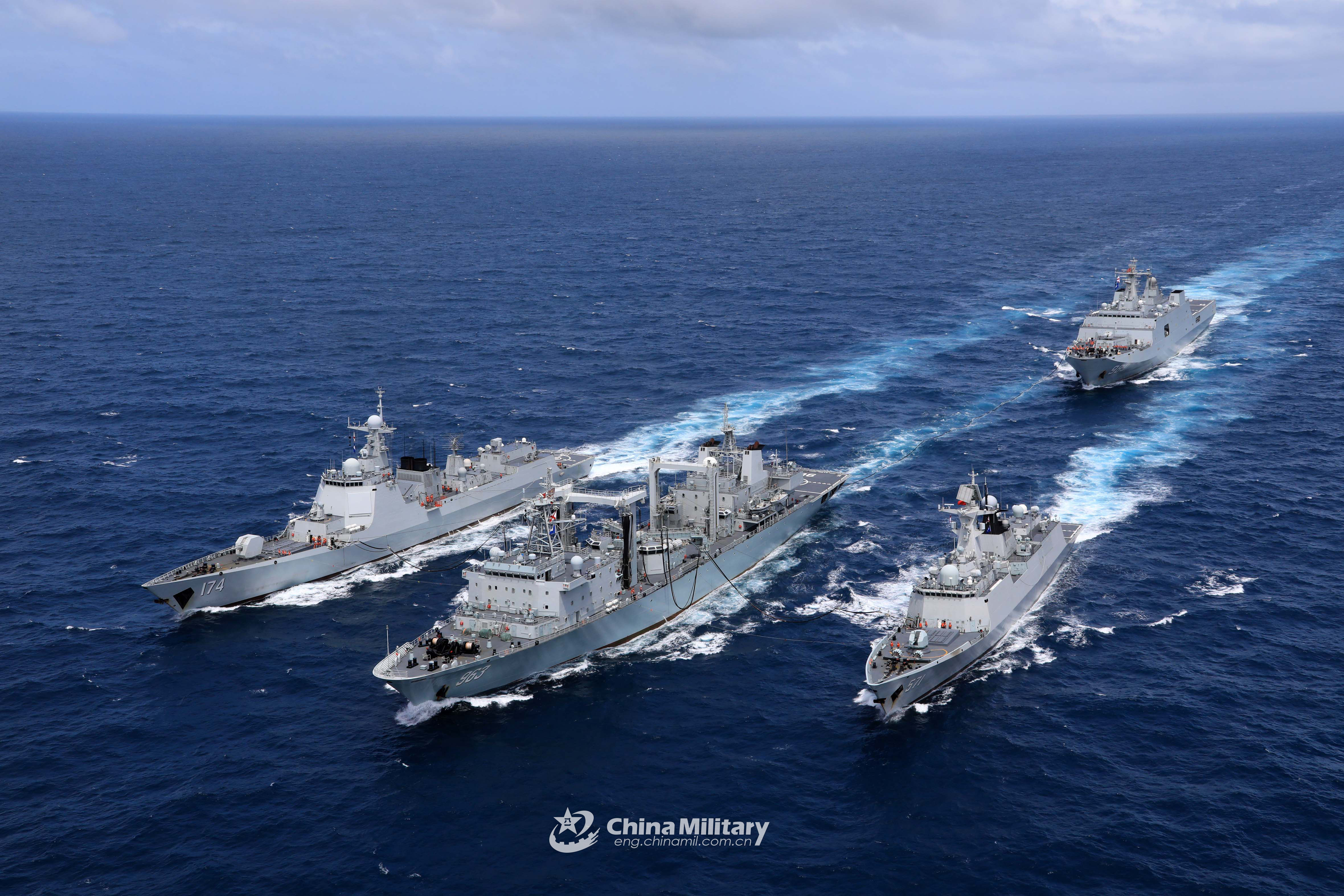 春节期间,南部战区海军远海训练编队远赴西太平洋进行了一场战时补给