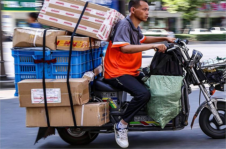 匆忙的快递小哥