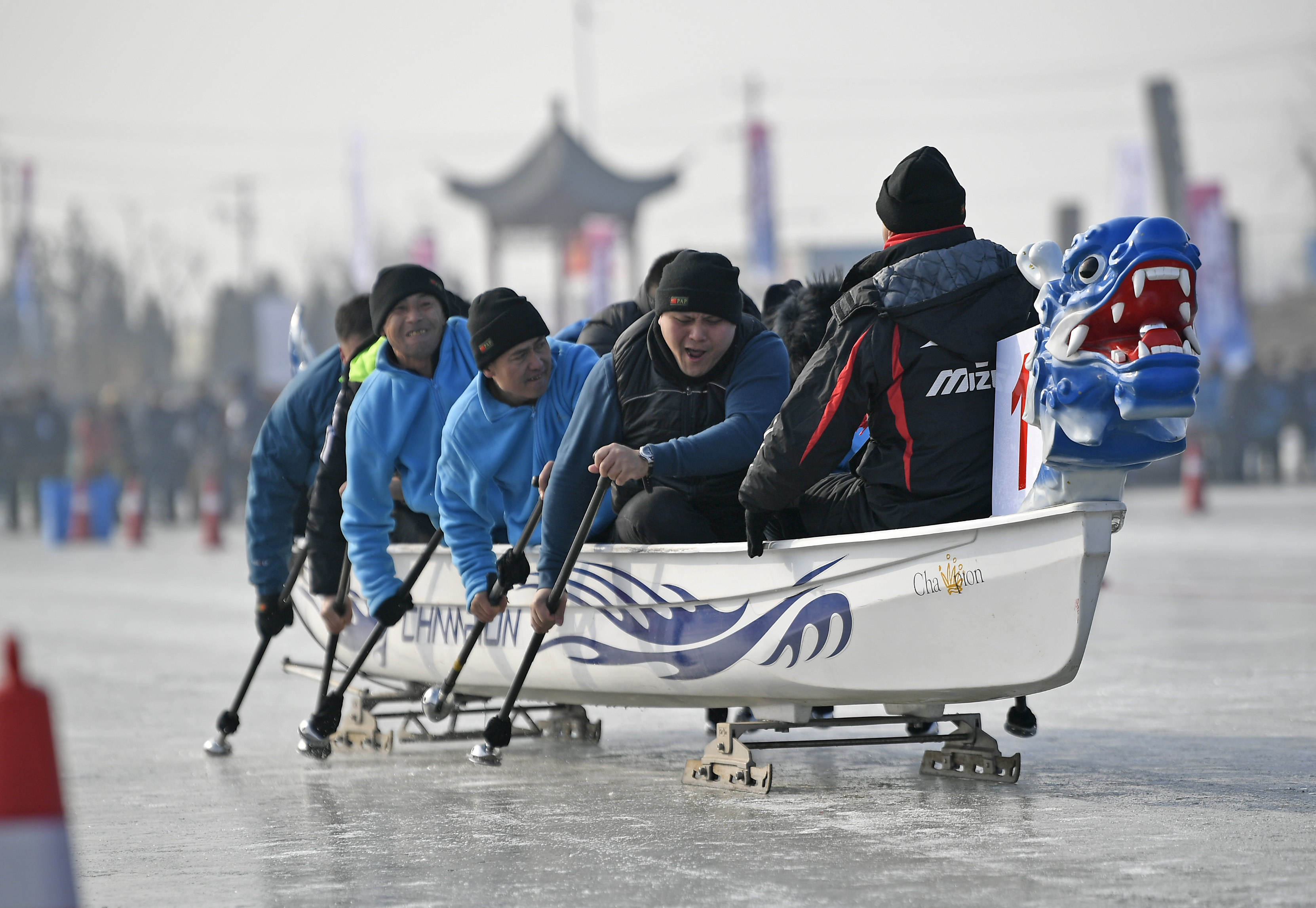 全民健身——冰上赛龙舟