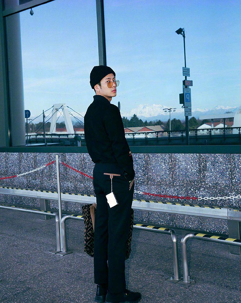 但是很多的网友应该都发现了,他的裤子上最大的亮点就是白色的吊牌了