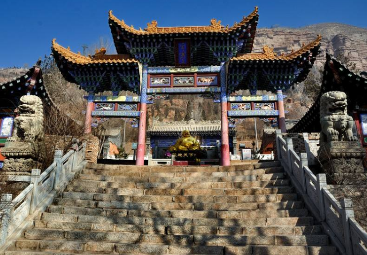 一座悬在高空的北禅寺道观,就在中国的青海省西宁市里