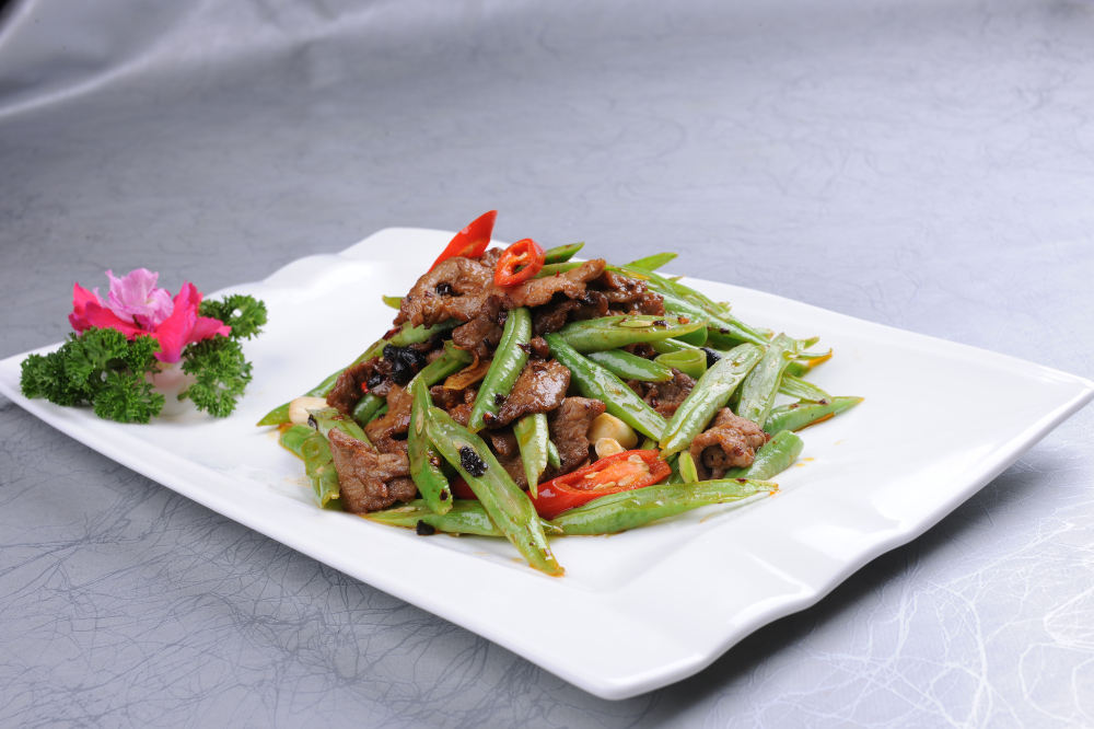 豆角炒牛柳 :豆角炒牛肉是一道菜品,主料为牛肉,青豆角,姜丝,冬菜.
