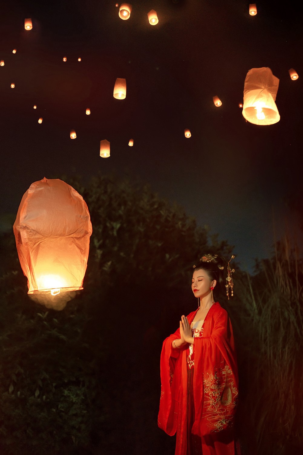 美女摄影:红装仕女的奇幻世界