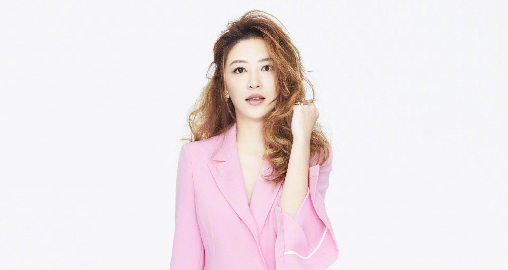 应采儿晒甜蜜大片,一字裙展露迷人香肩,老公都害羞了!