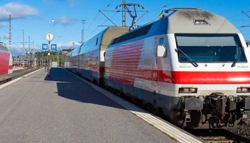 当时具体的情景是:坐着通往佳木斯的k349次列车上的旅客们惊奇的发现