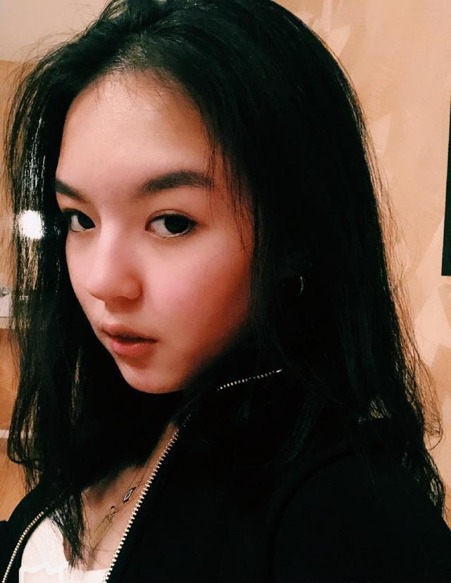 李咏女儿度假发性感泳装照,哈文这样回应母女互动好有爱