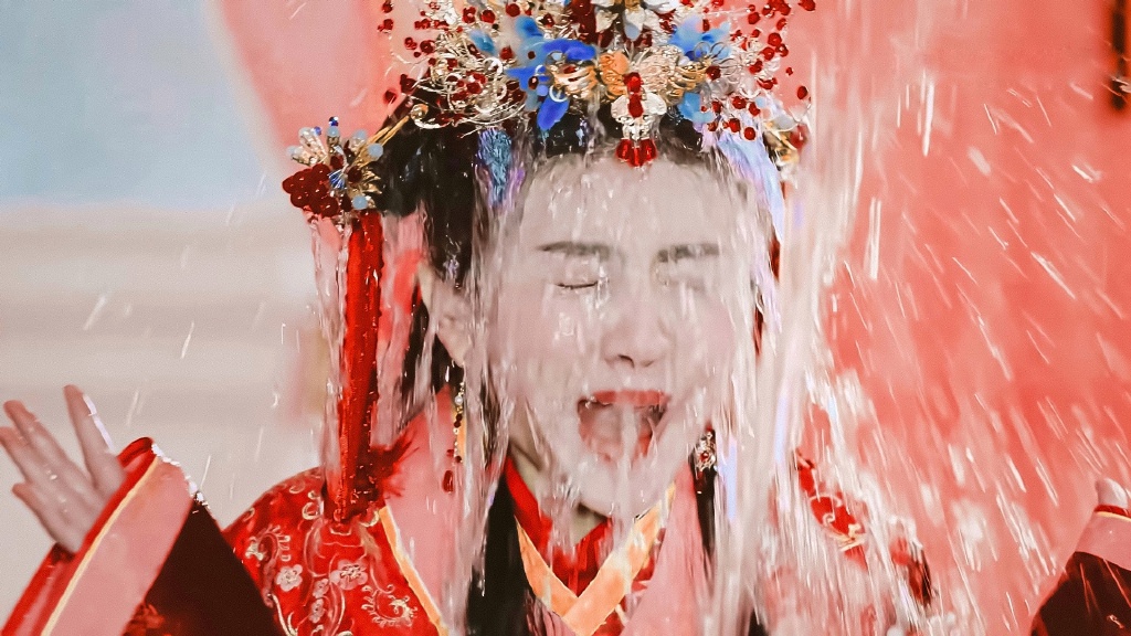 梁洁《双世宠妃》红衣古装造型,甜美可爱,小表情太到位了