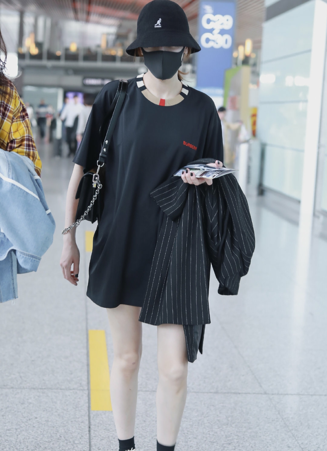 迪丽热巴一身黑色look,"下衣失踪"风格秀美腿,美!