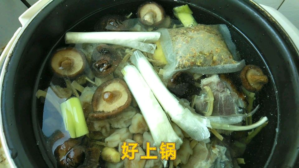 买了2斤腊猪蹄120块钱,炖了一大锅真香,小伙一口气吃了一大盆