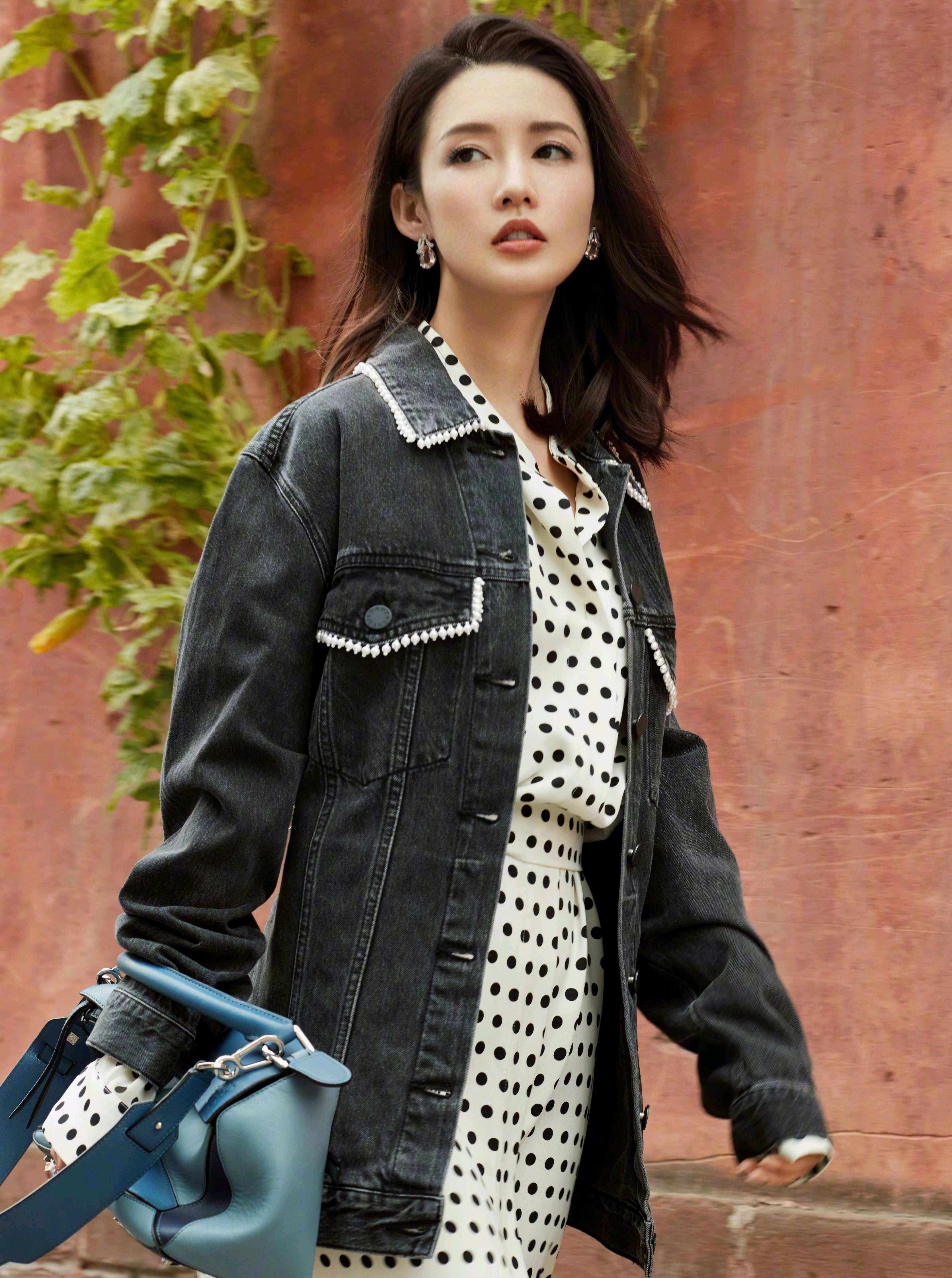 李沁牛仔夹克搭黑白波点衬衫裙,帅气干练玩转混搭风