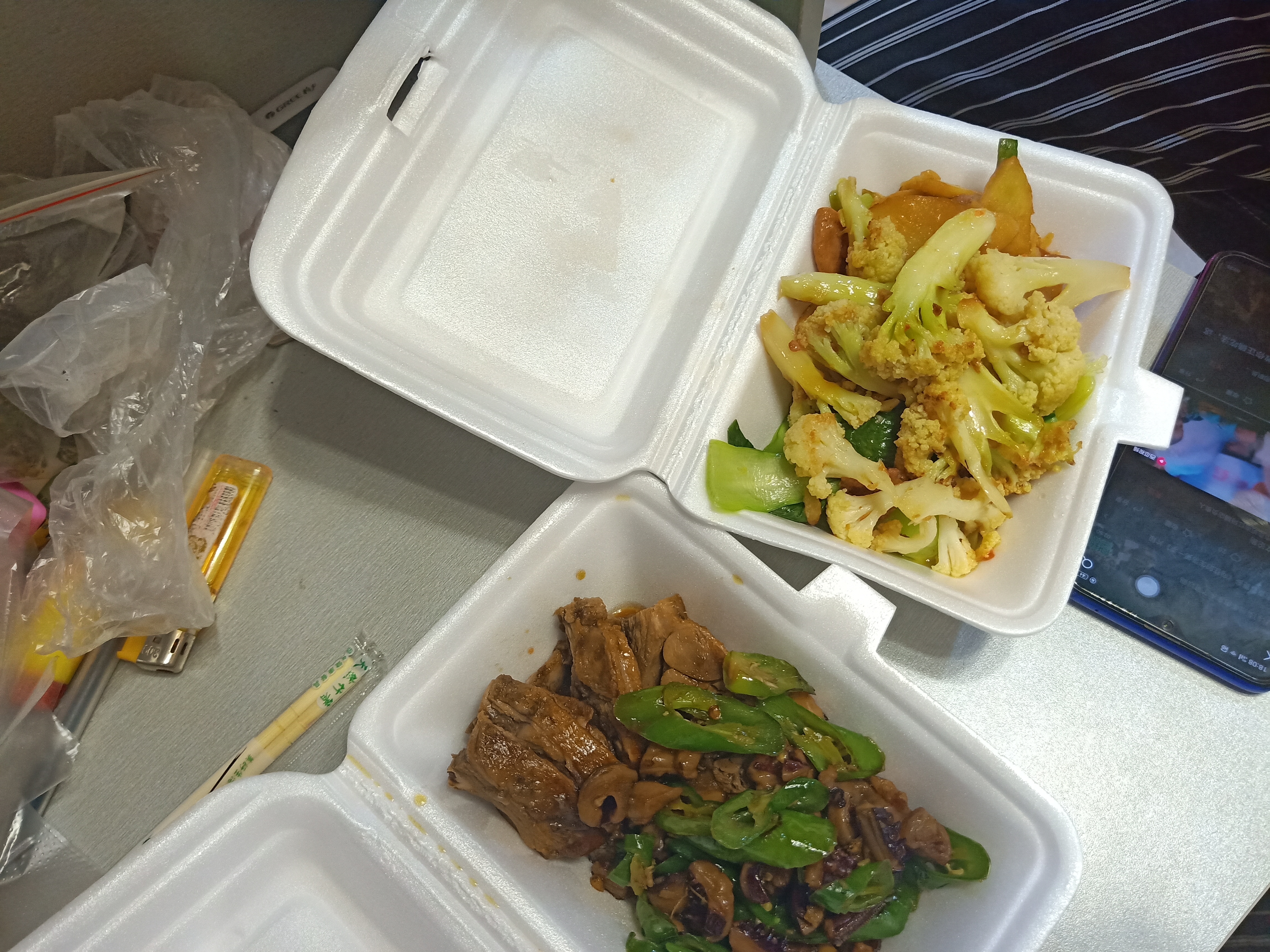 两个人简简单单的工作餐晚餐.现在的猪肉也比较贵.