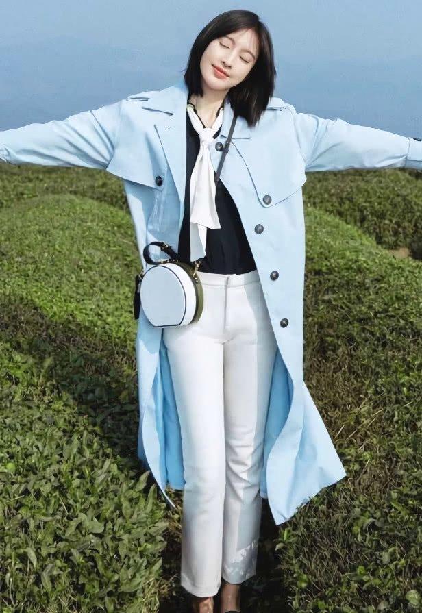 169高的女演员张俪衣品真好,蓝色风衣配白色长裤,十足女神范