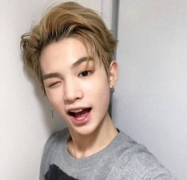 这是百分九团队里的一员小鬼王琳凯,小鬼的素颜照看上去也是很帅气