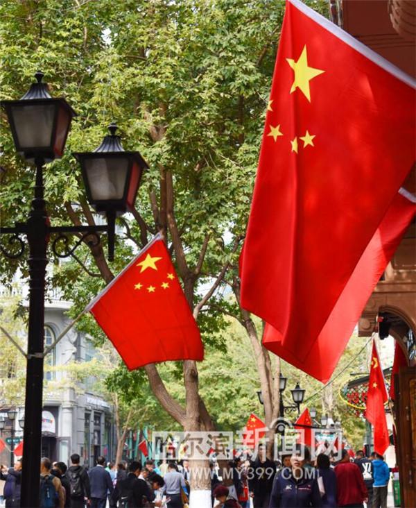 哈市38条主要街路挂国旗迎国庆