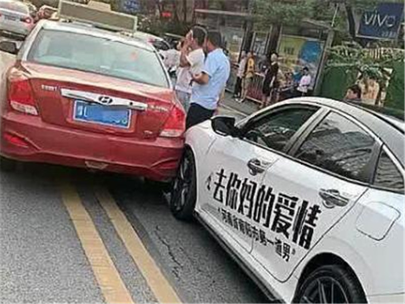 出租车恶意加塞,思域车主一脚油门"硬刚",网友:看着就带劲!