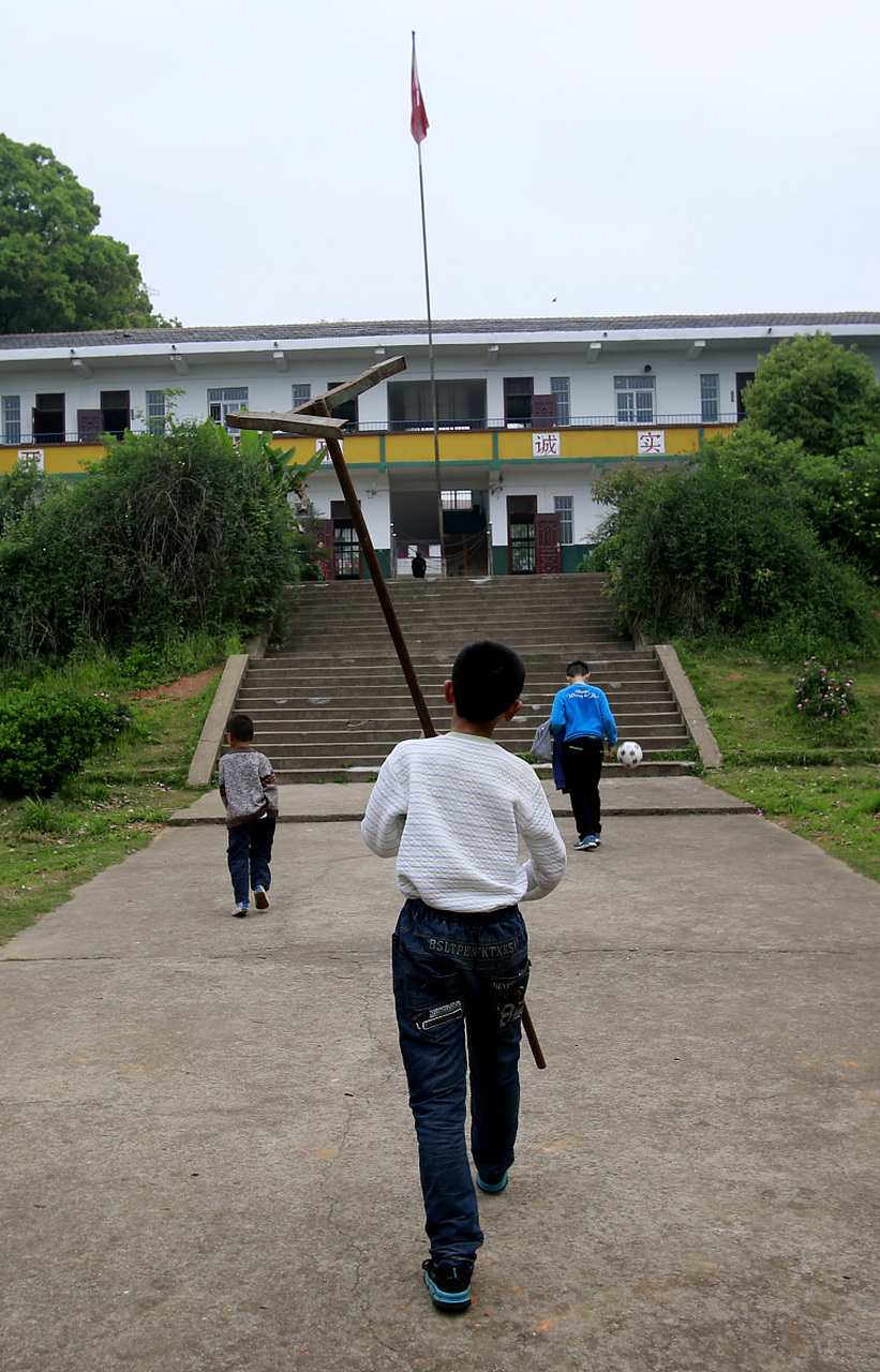 "媚媚:昨天,我在学校围墙外的小山坡上,捡到一个厚