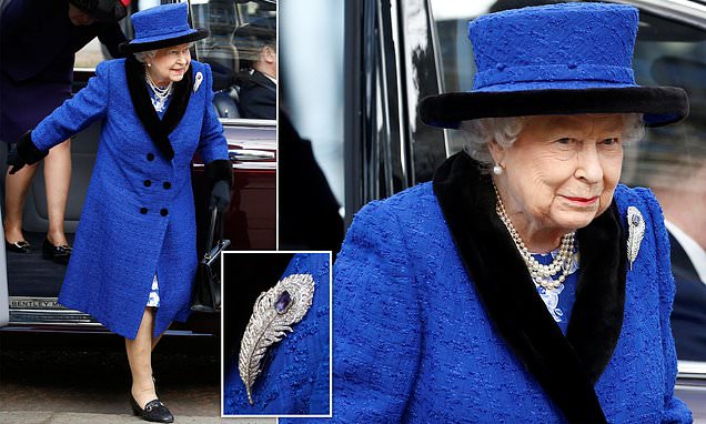 被92岁英女王惊艳了!高贵皇家蓝配珊瑚色口红,一点唇纹都没有