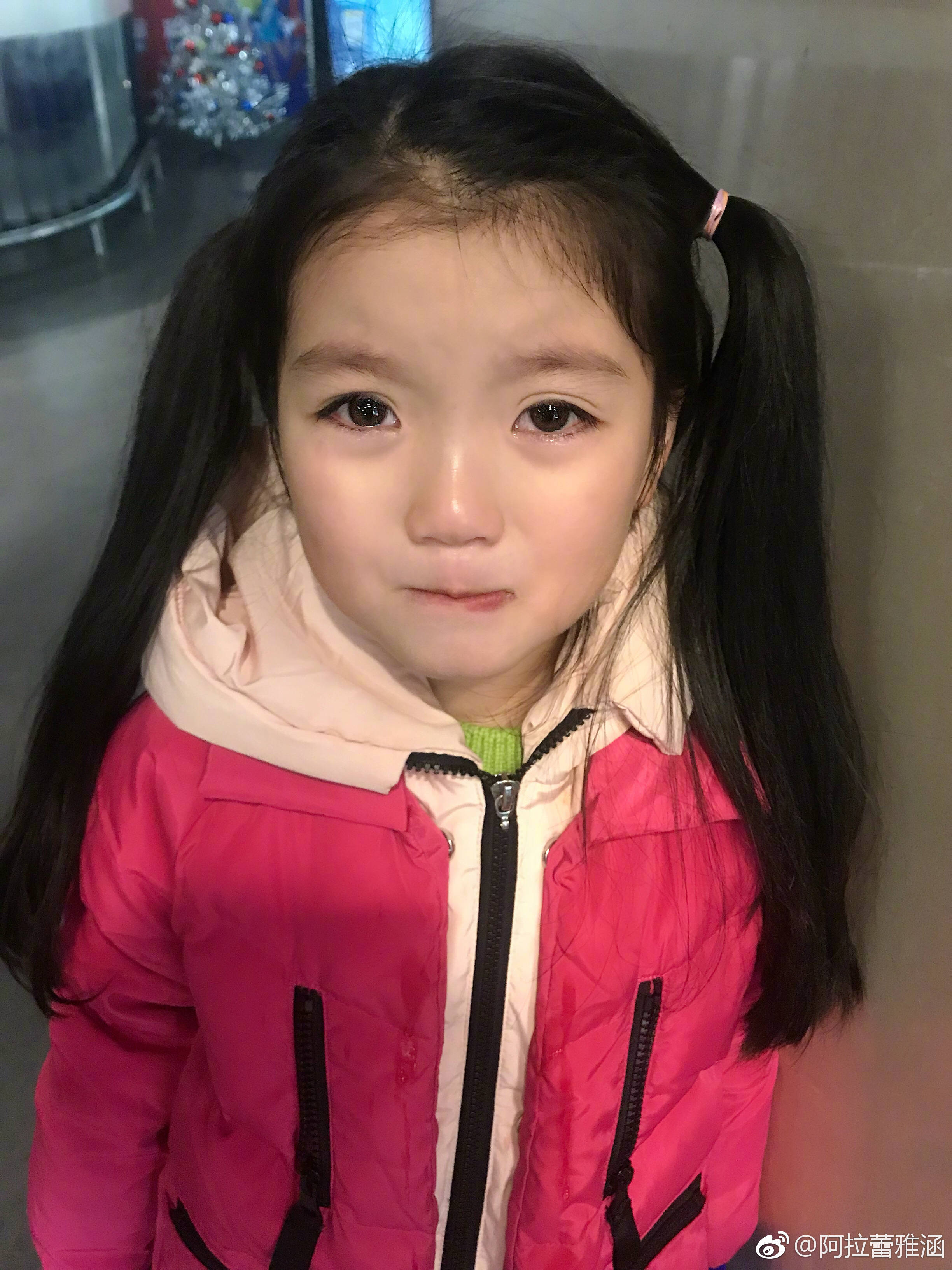 阿拉蕾罕见劈叉,脚尖绷直,笔直的一字马,怎么看都像专业的舞者