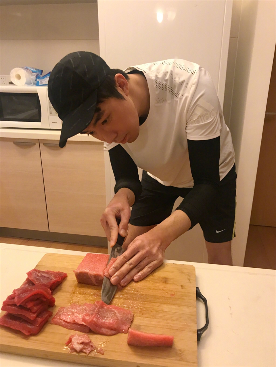 俞灏明重回颜值巅峰,脸上,手上的疤都看不到了,都说他像18岁