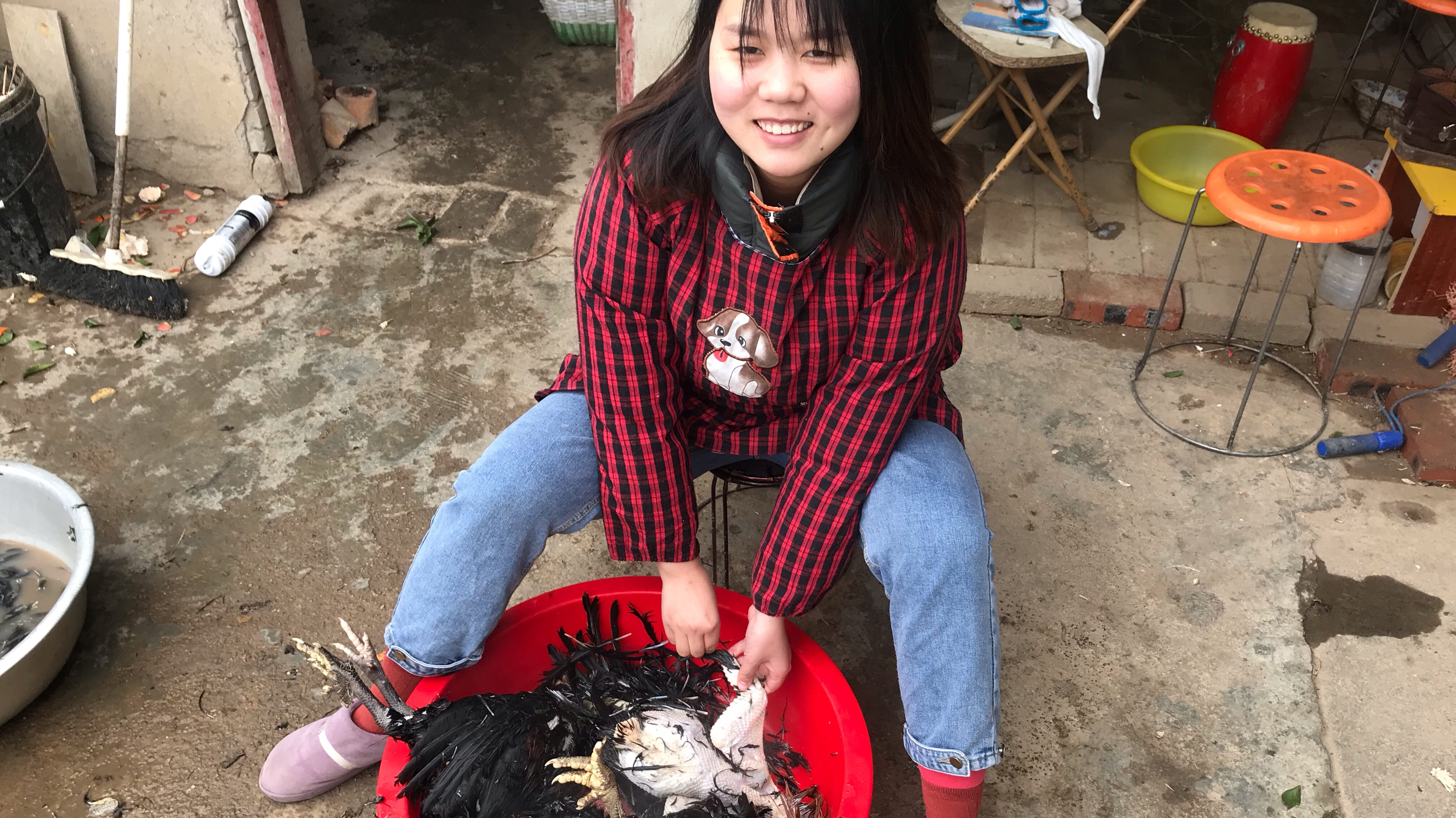 过年回家,不管你在外面混得多好还是要杀鸡