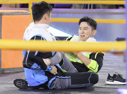 李晨晒撕名牌现场照:黄景瑜将他鞋子弄丢,他却夸对方有两下子