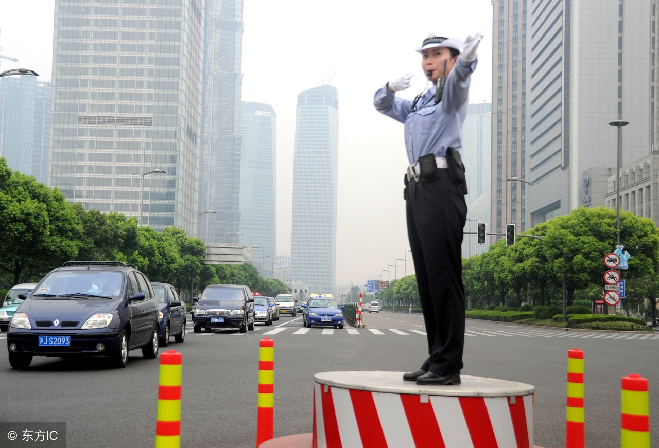 英姿飒爽女交警,马路上美丽天使!