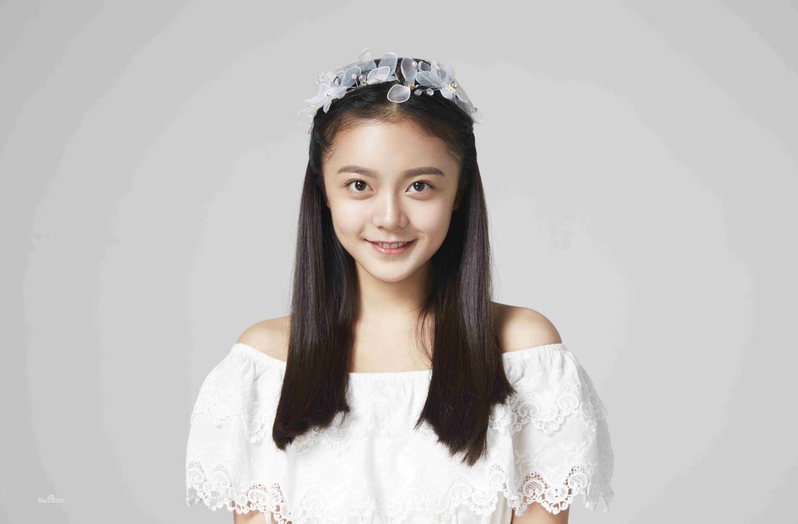 说起"国民闺女"四个字,不免让我们想起关晓彤,童星出身的她也曾和