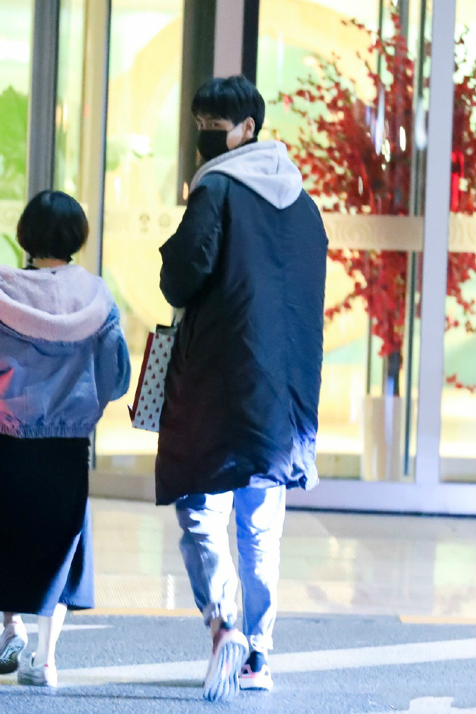 胡一天现身机场被包围,穿着棉服搭配高领,背影都这么帅?