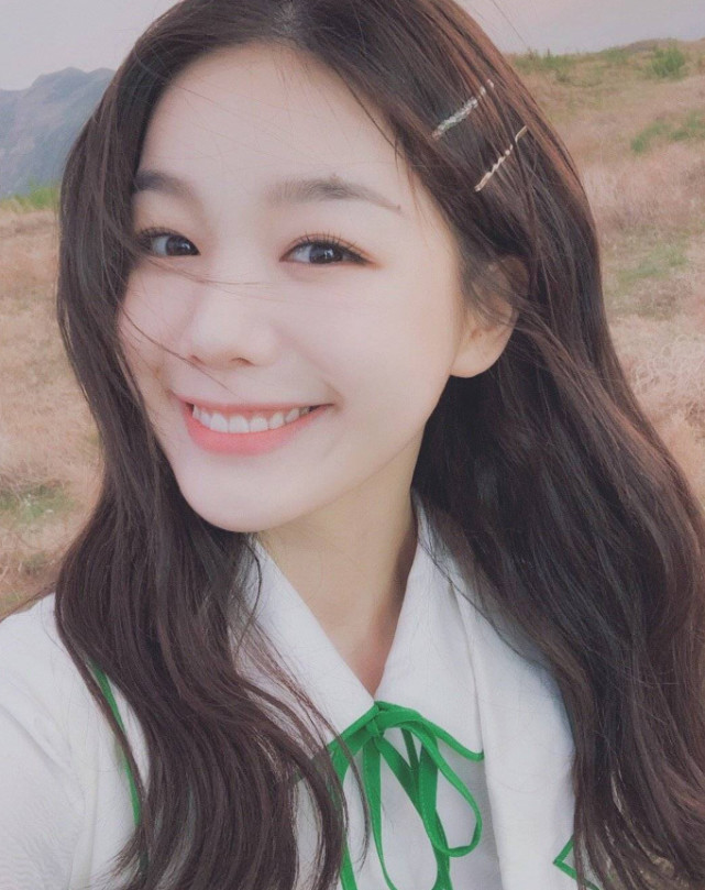 火箭少女徐梦洁又换新造型,穿t恤老爹短裤可爱少女,筷子腿真美