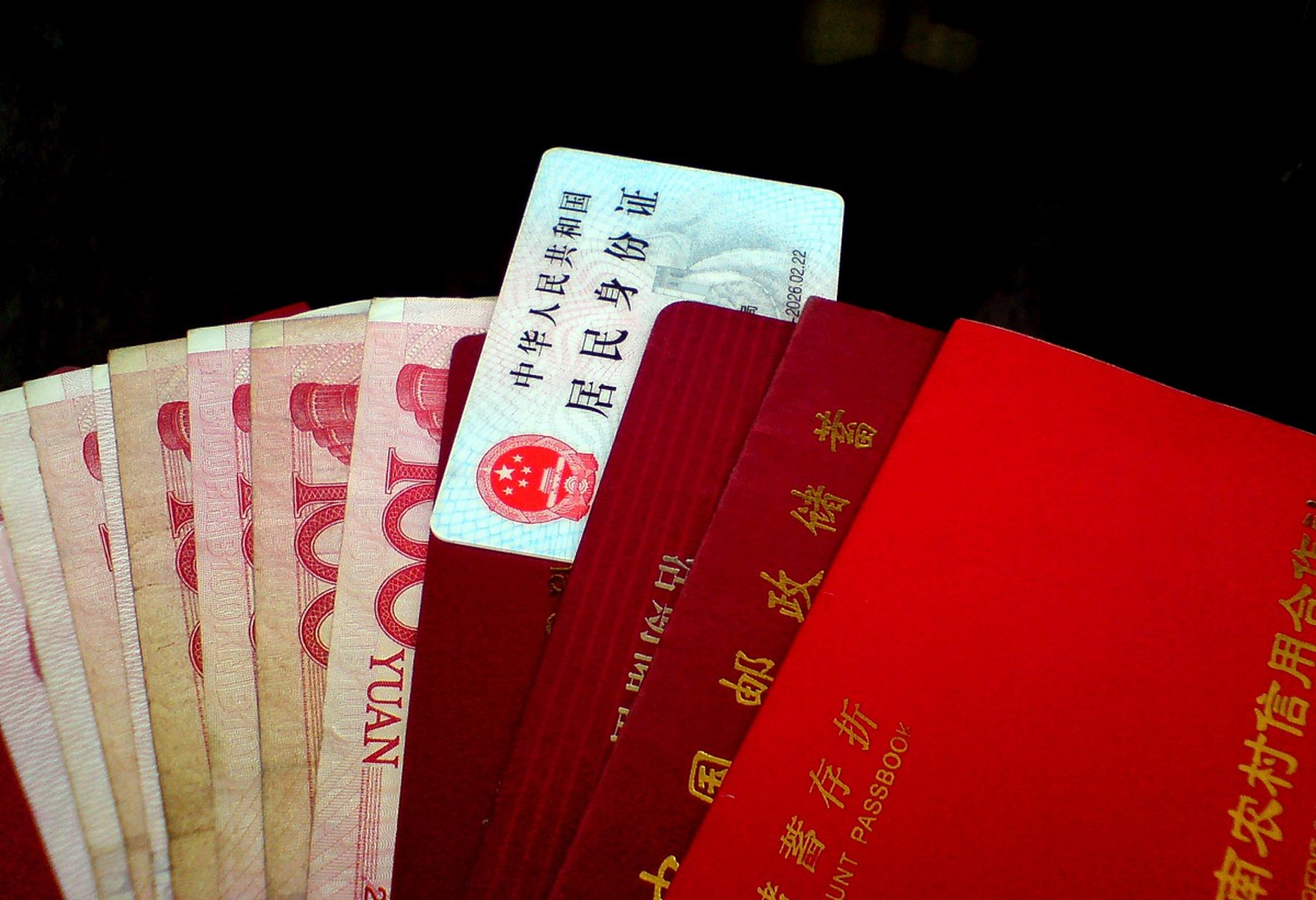 妈妈掏出百万元存折催儿子结婚