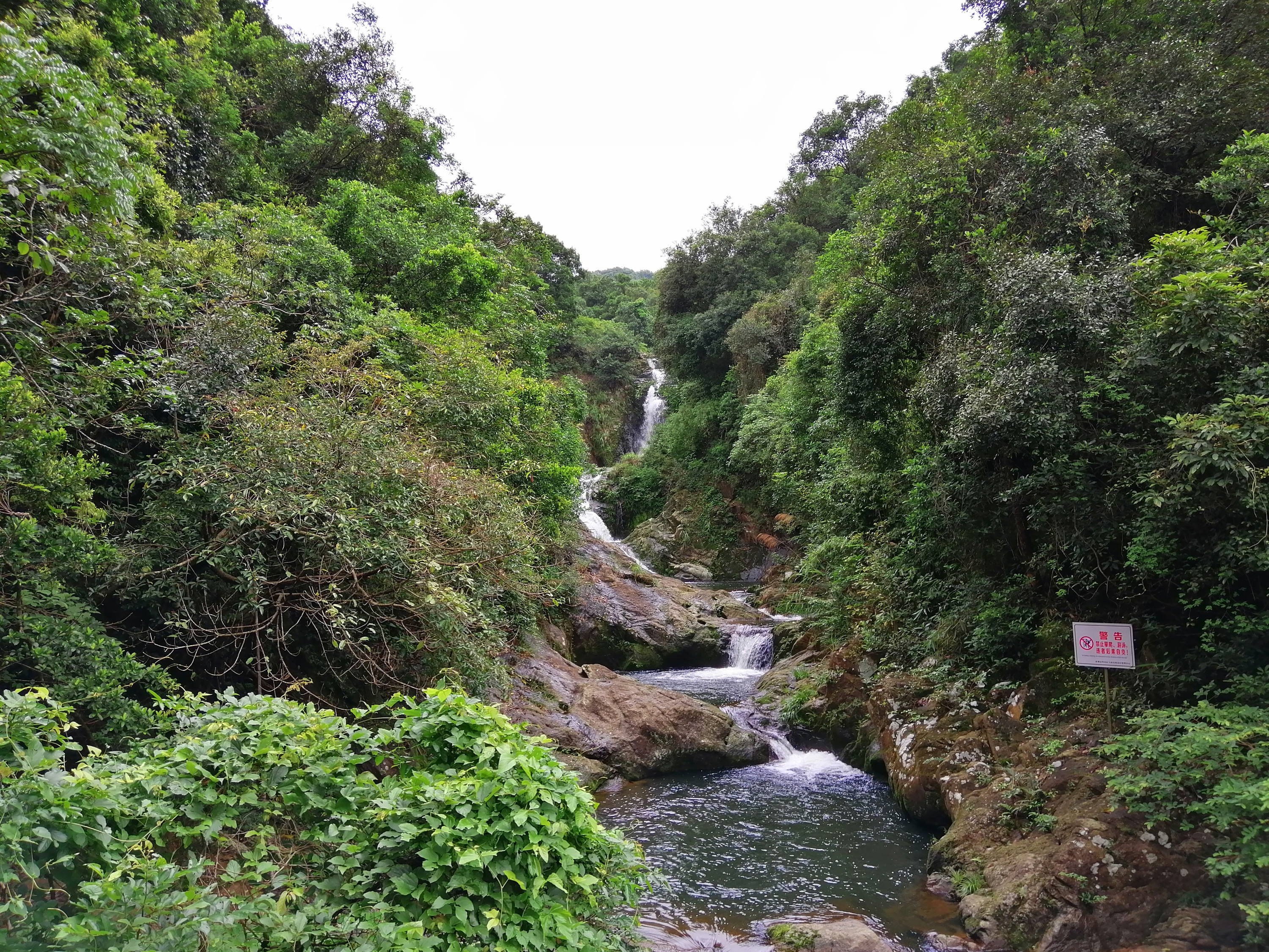 深圳坪山馬巒山郊野公園瀑布一落千丈,飛珠濺玉