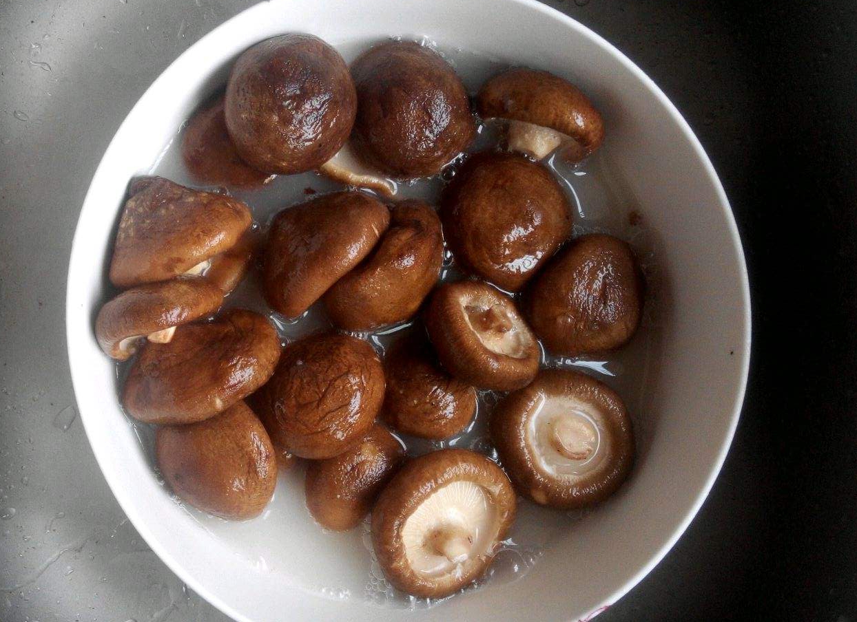 清洗香菇有窍门,记得加点它,香菇更干净,吃起来更健康