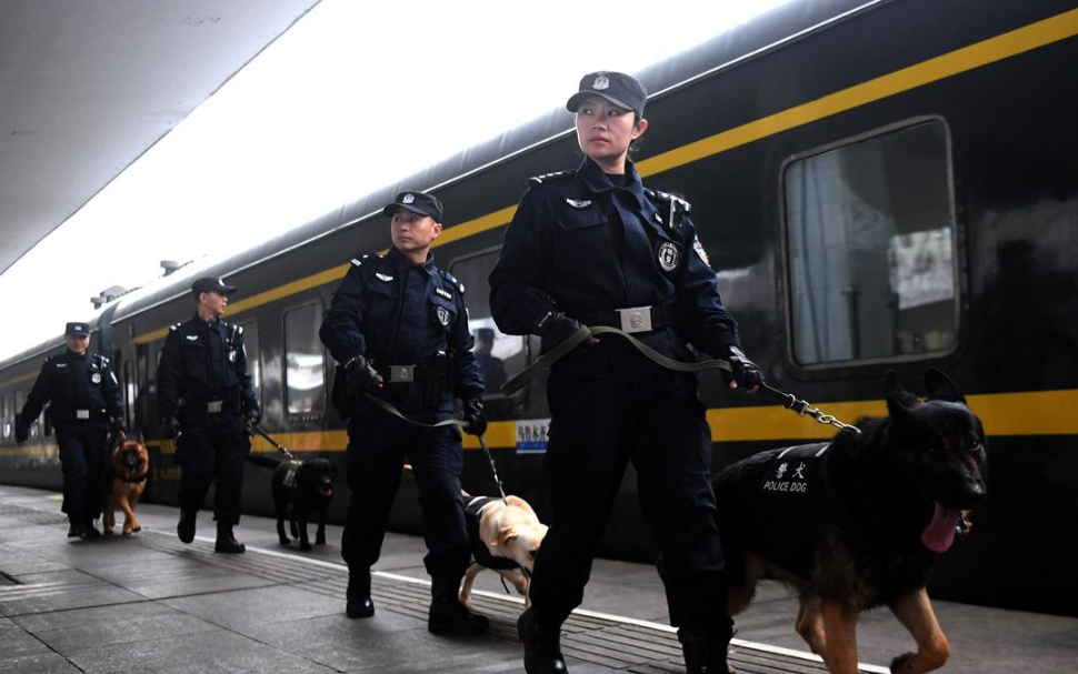 在火车站被警察要求查手机,可以拒绝吗?十年经验老律师透露实情