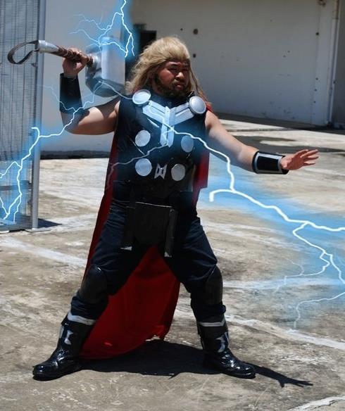 一组来自马来西亚胖哥的cosplay,网友:白白浪费了道具和特效!