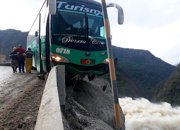 惊心动魄!大巴车司机被困悬崖边重现电影场景
