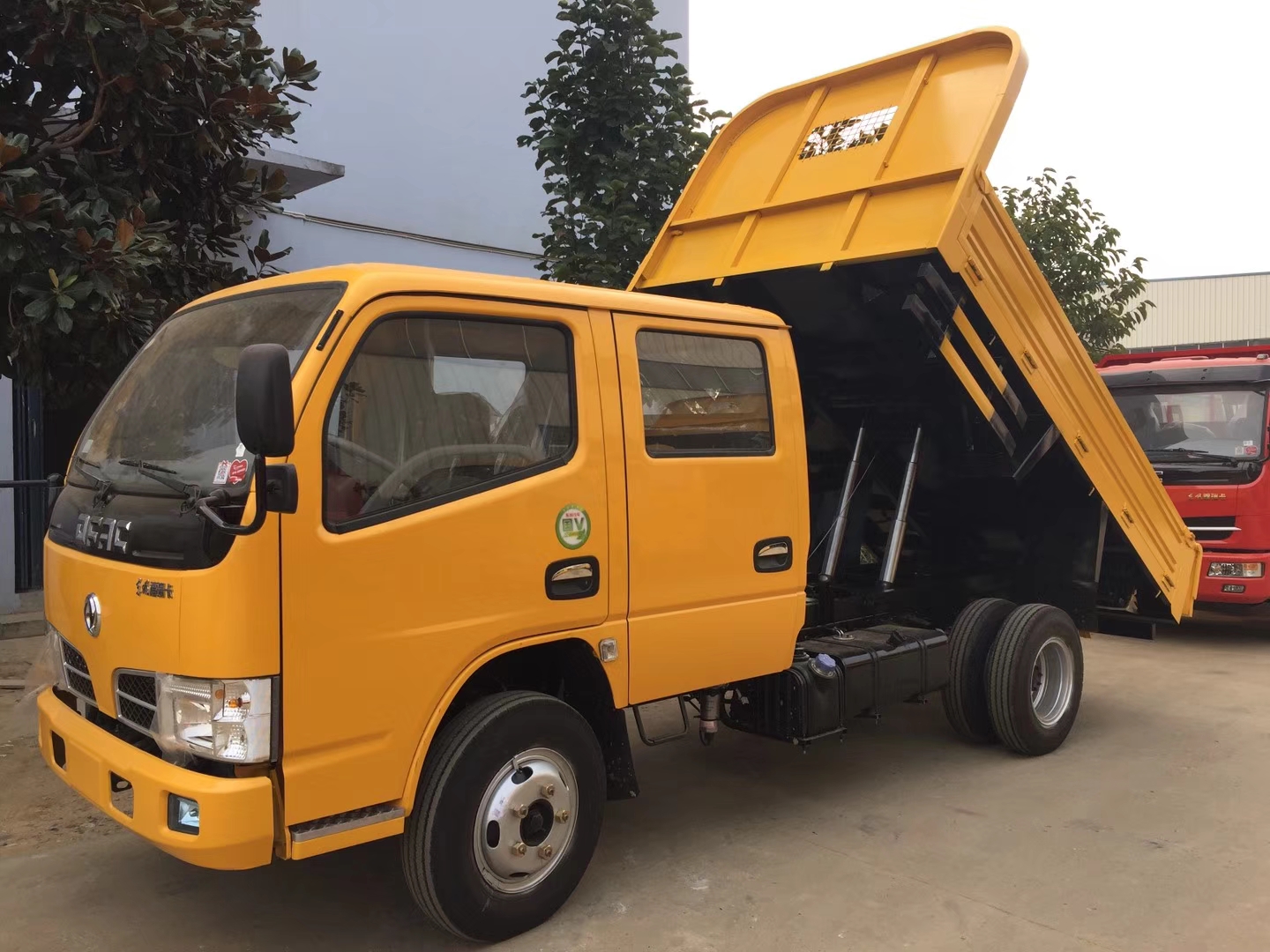 东风福瑞卡双排轻型工程自卸车 锡柴版
