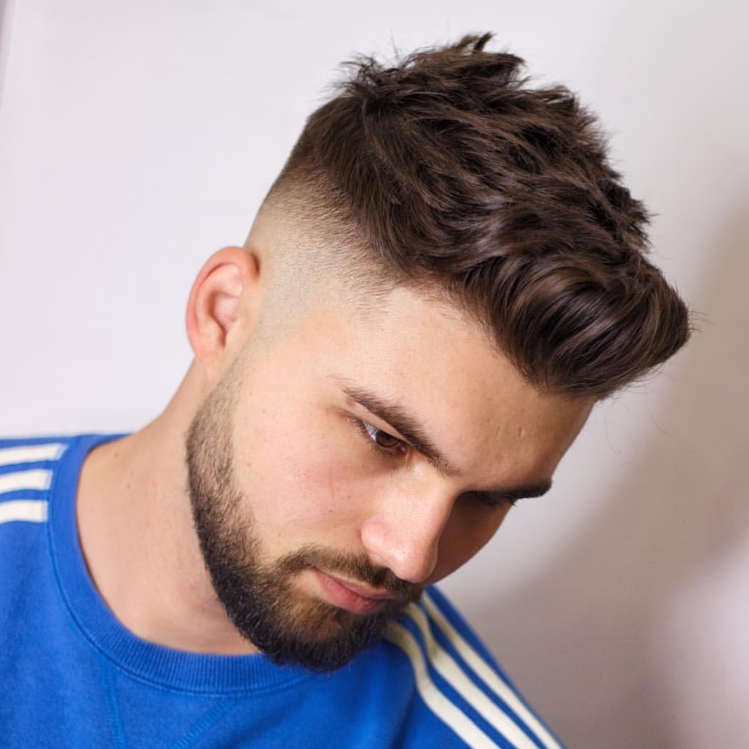 这种一道杠发型,四周的头发要理短,剔出层次感,头顶上的头发可以留长