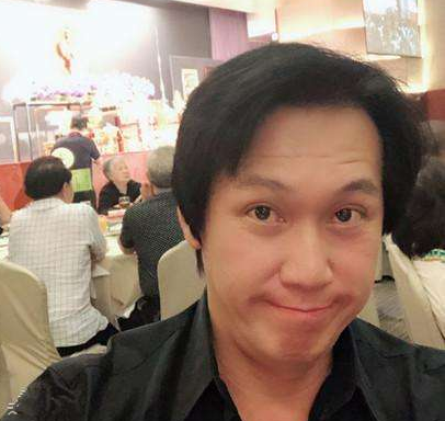 46岁甄志强近照,开餐馆倒闭后恋上大20岁富婆,现活成这般!